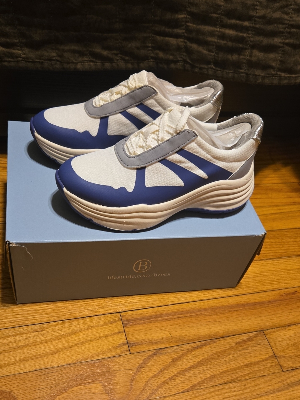 Nwt Womans Bzees Life Stride Air Step Sneakers